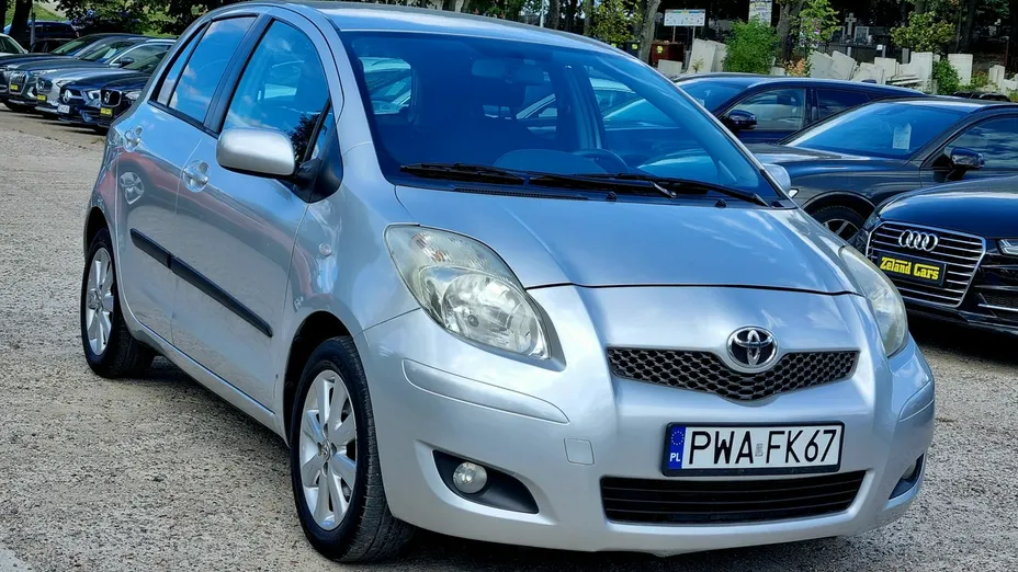 TOYOTA Yaris -
