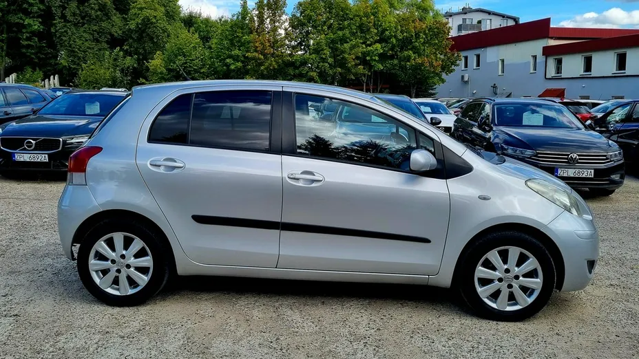 TOYOTA Yaris -