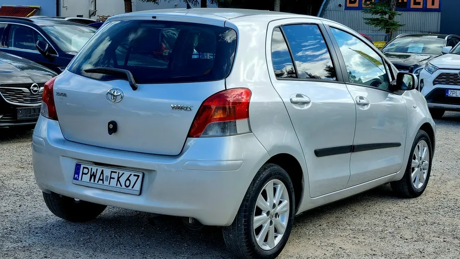 TOYOTA Yaris -