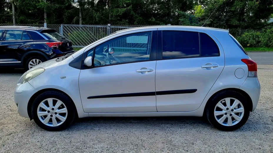 TOYOTA Yaris -