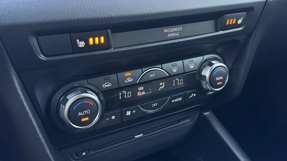 MAZDA 3 -