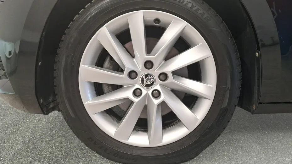 SKODA Superb -
