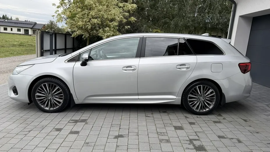TOYOTA Avensis -