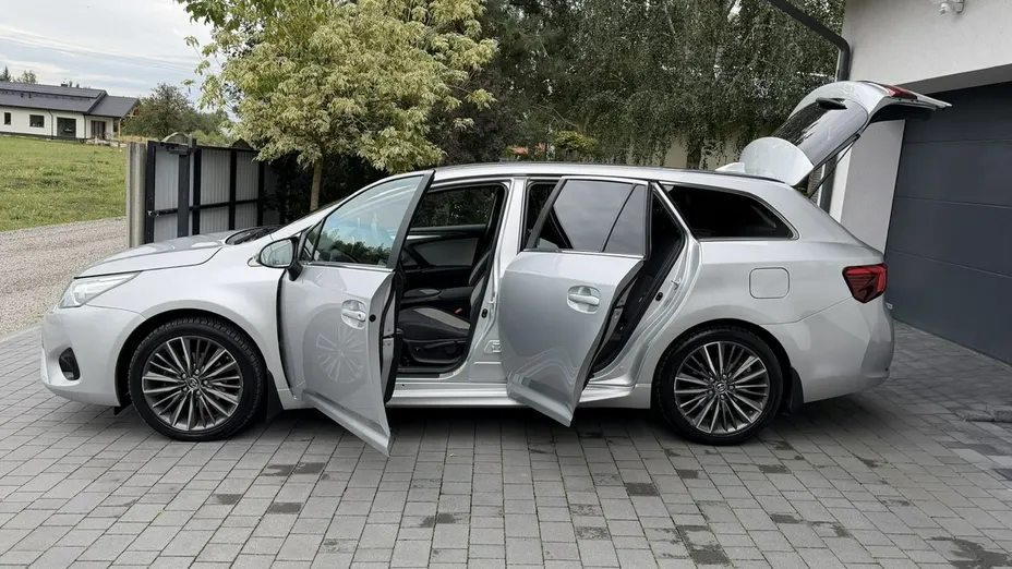 TOYOTA Avensis -