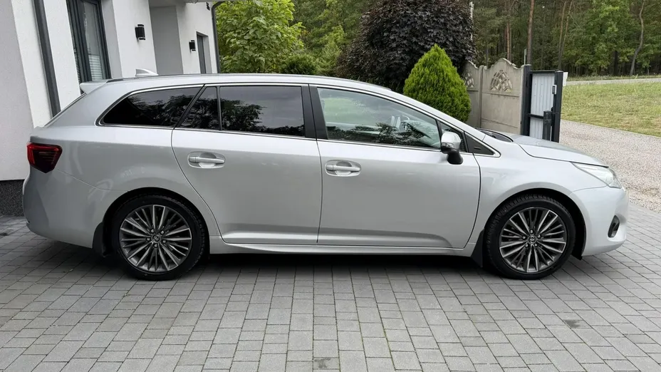 TOYOTA Avensis -