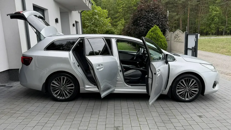 TOYOTA Avensis -