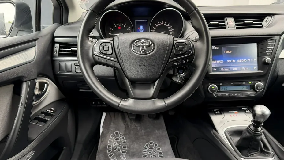 TOYOTA Avensis -