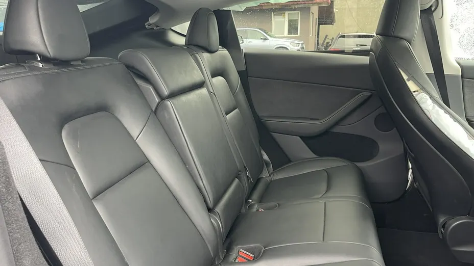 TESLA Model Y -