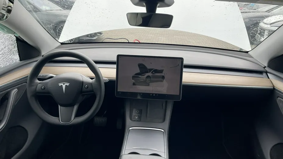 TESLA Model Y -