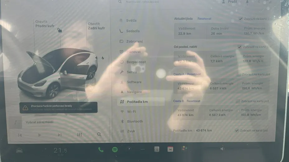 TESLA Model Y -