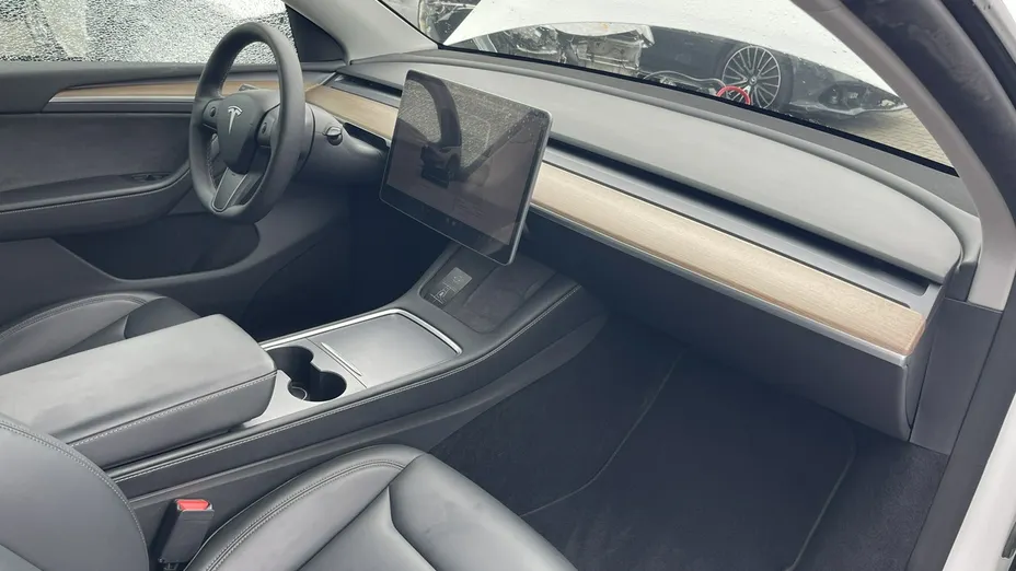 TESLA Model Y -
