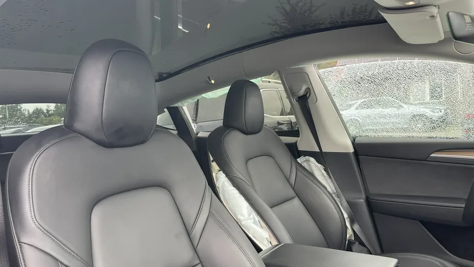 TESLA Model Y -
