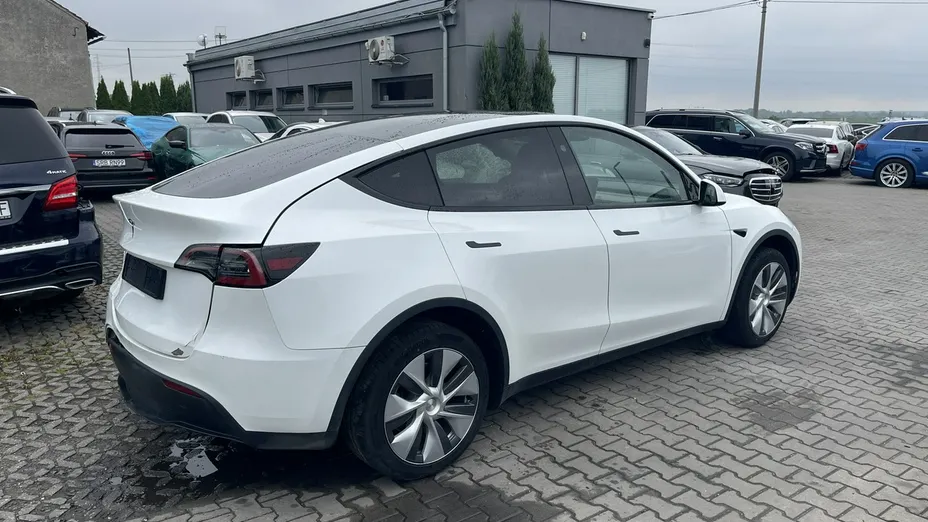 TESLA Model Y -