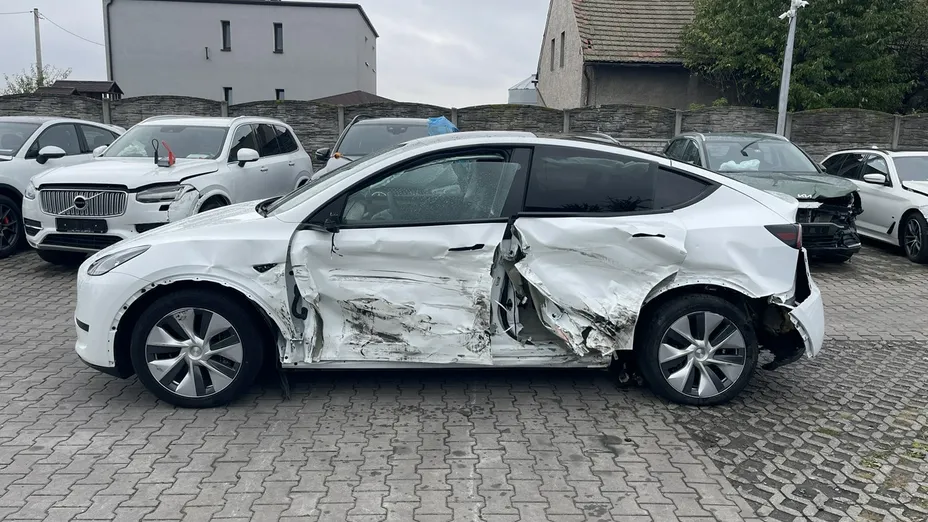 TESLA Model Y -