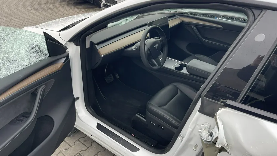 TESLA Model Y -