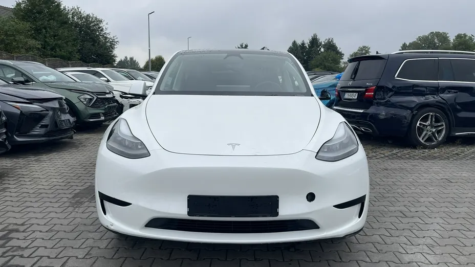 TESLA Model Y -