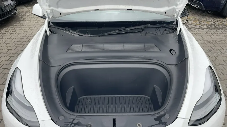 TESLA Model Y -