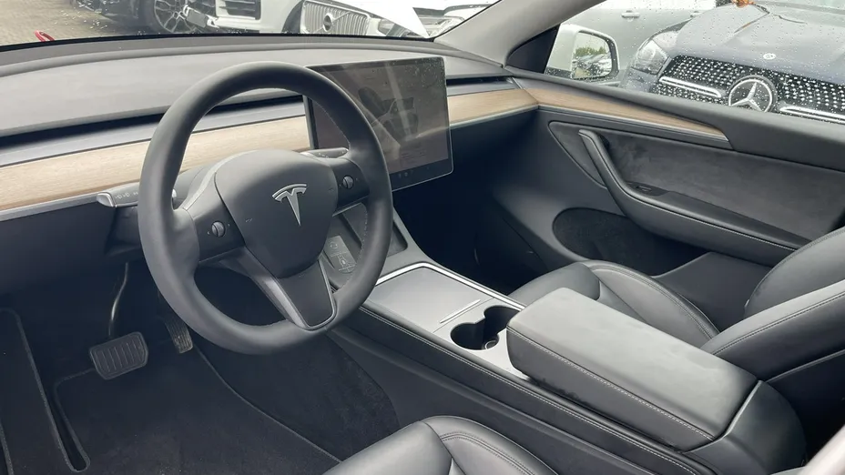 TESLA Model Y -