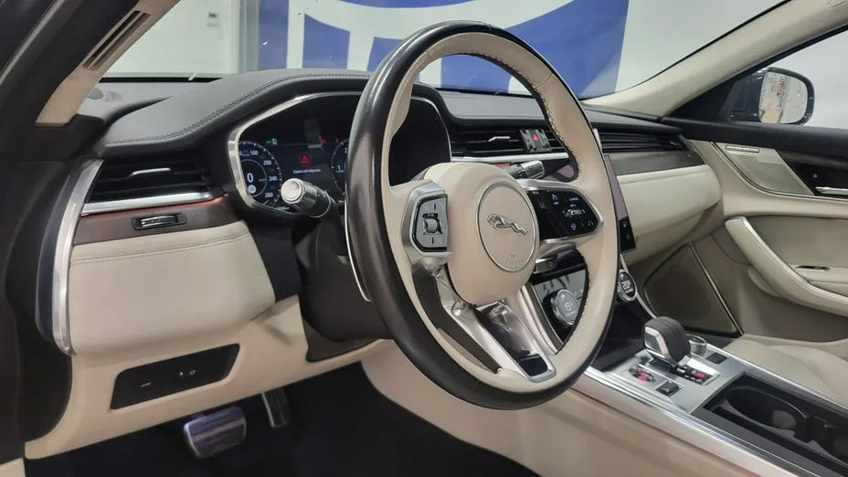 JAGUAR XF -