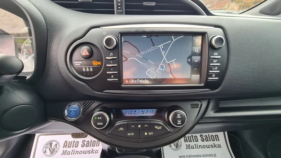 TOYOTA Yaris -