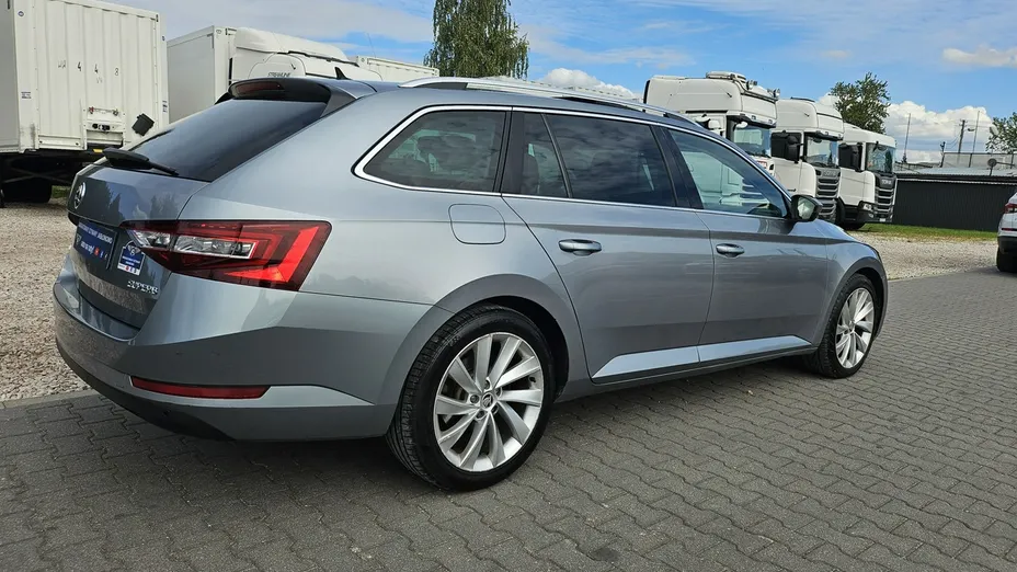 SKODA Superb -