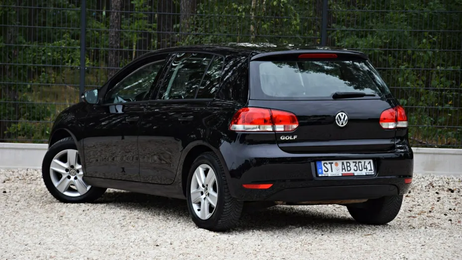 VOLKSWAGEN Golf -