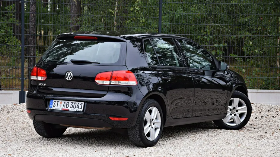 VOLKSWAGEN Golf -