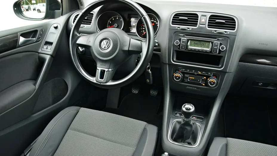 VOLKSWAGEN Golf -