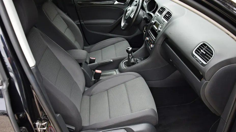 VOLKSWAGEN Golf -