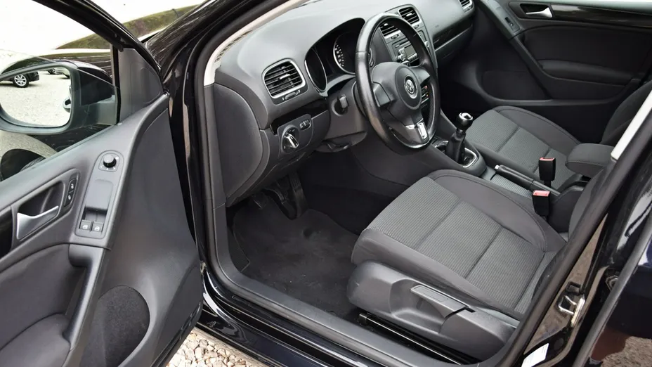 VOLKSWAGEN Golf -