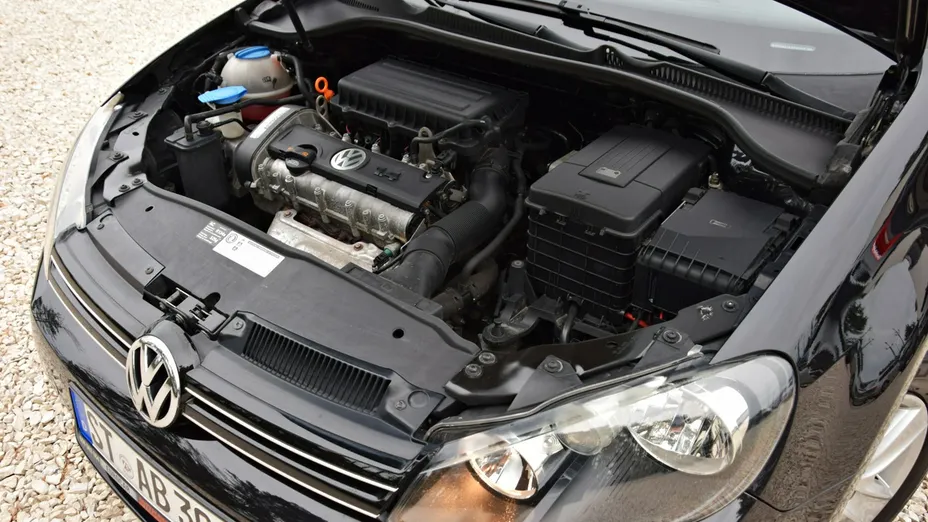 VOLKSWAGEN Golf -