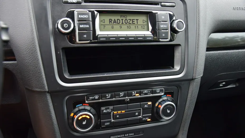 VOLKSWAGEN Golf -
