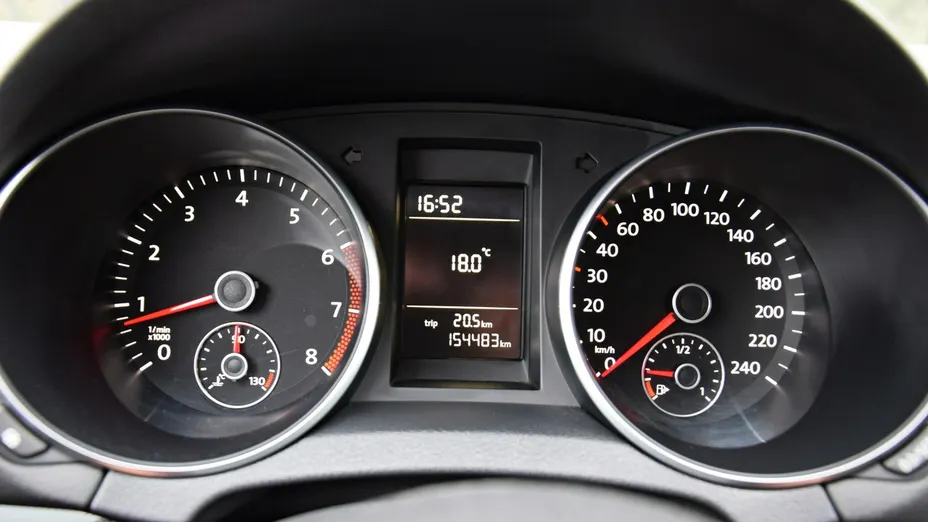 VOLKSWAGEN Golf -