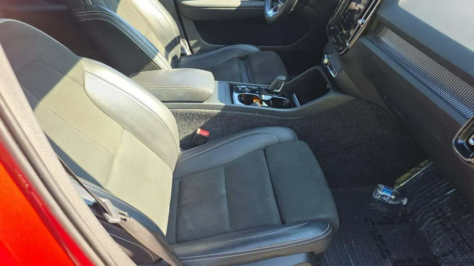 VOLVO XC40 -