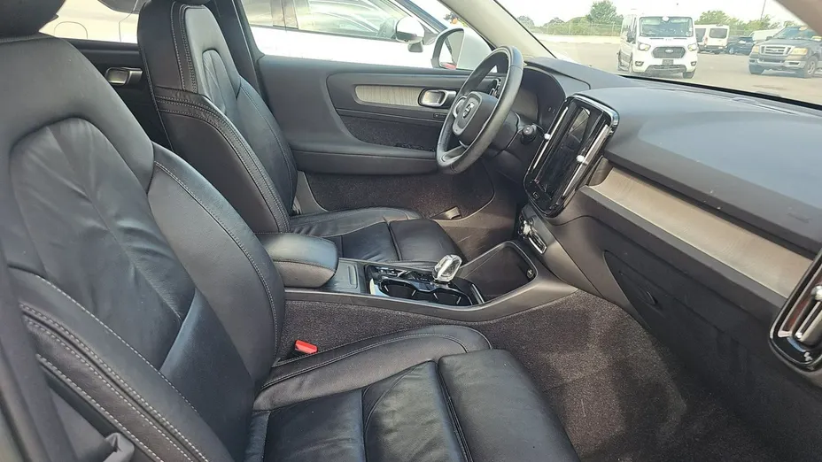 VOLVO XC40 -
