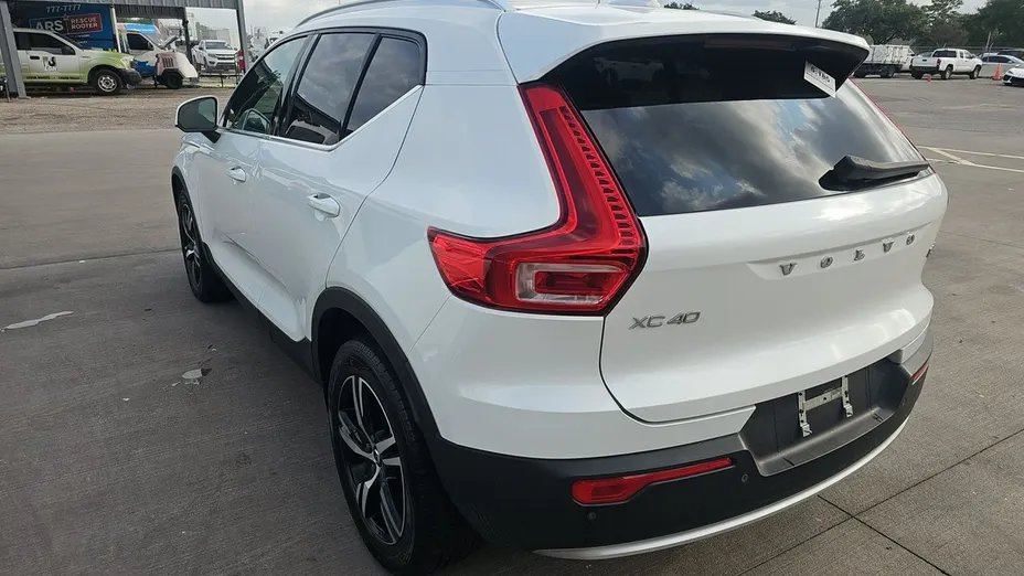 VOLVO XC40 -