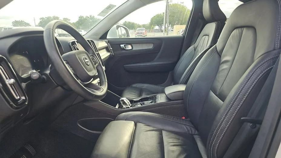 VOLVO XC40 -