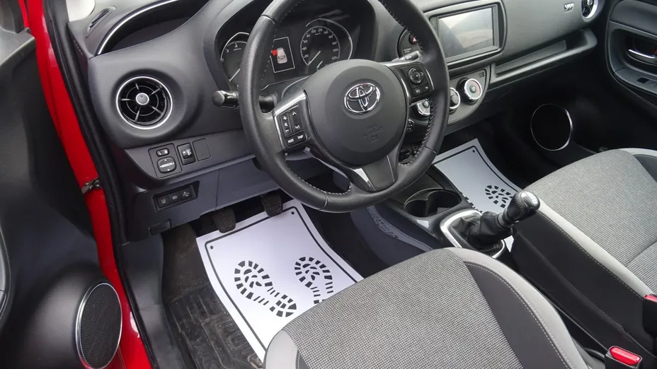 TOYOTA Yaris -