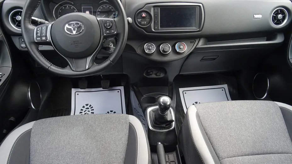 TOYOTA Yaris -
