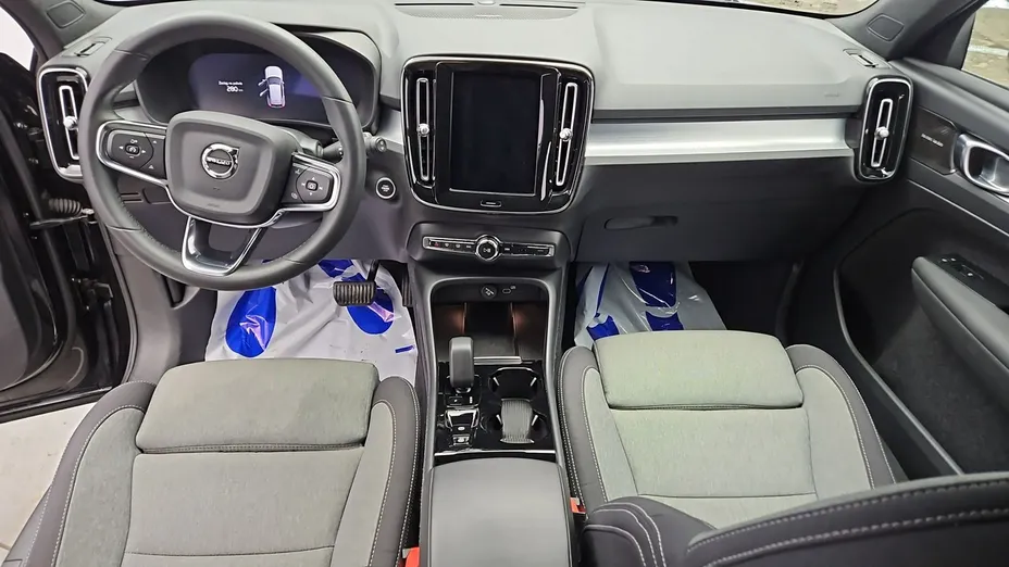 VOLVO XC40 -