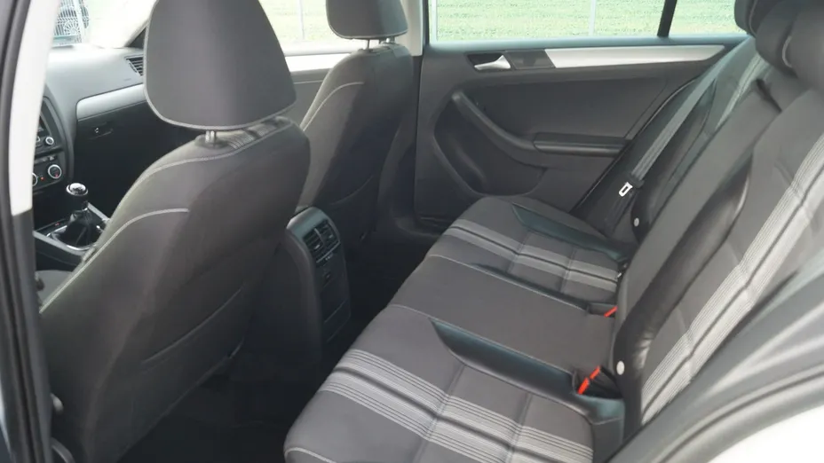 VOLKSWAGEN Jetta -