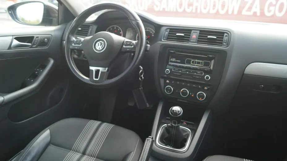 VOLKSWAGEN Jetta -