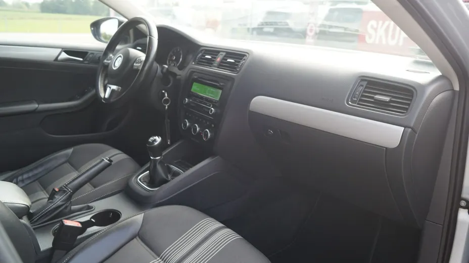 VOLKSWAGEN Jetta -