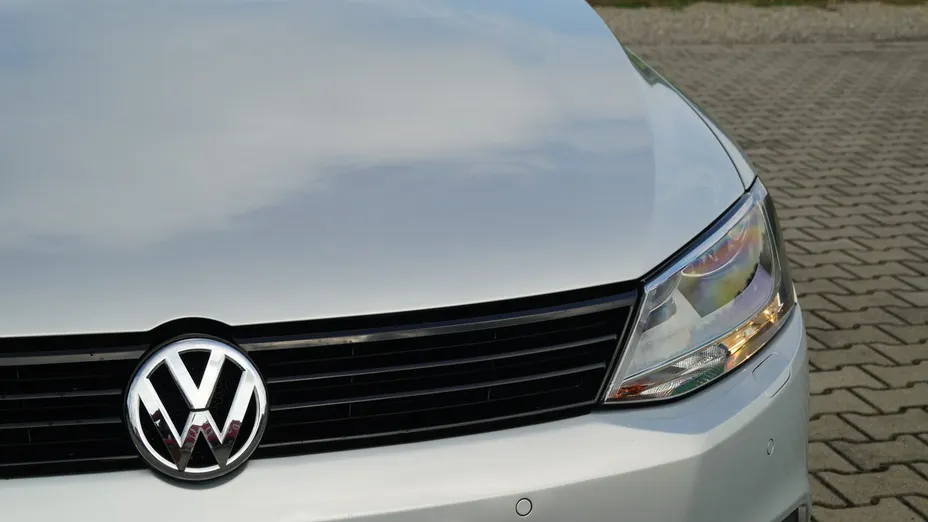 VOLKSWAGEN Jetta -