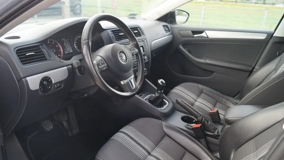 VOLKSWAGEN Jetta -