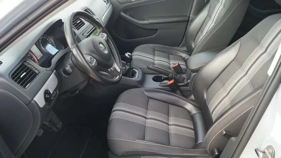 VOLKSWAGEN Jetta -
