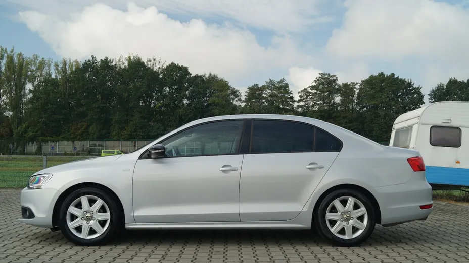 VOLKSWAGEN Jetta -
