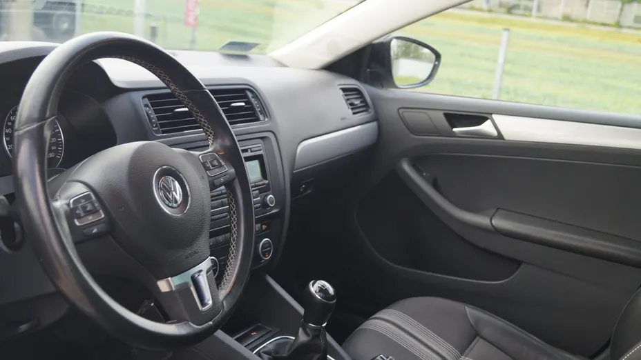 VOLKSWAGEN Jetta -