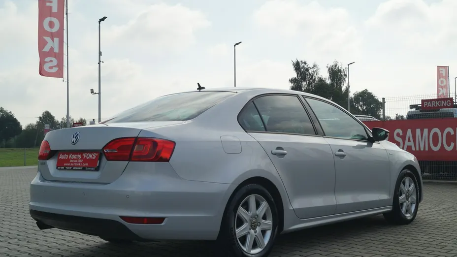 VOLKSWAGEN Jetta -