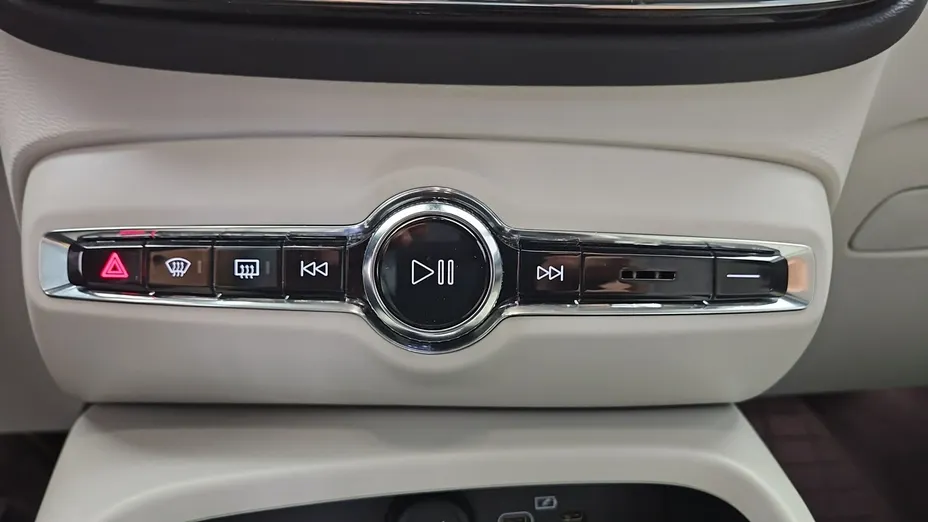 VOLVO XC40 -